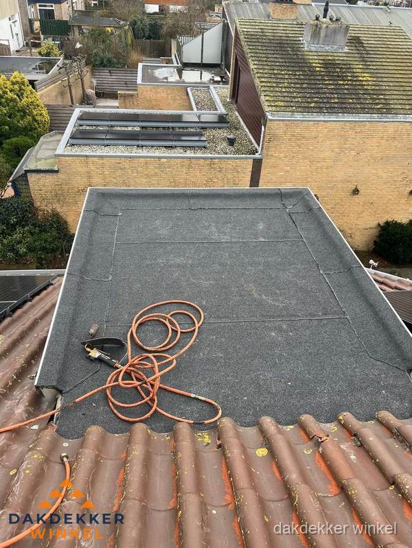 Reparatie aansluiting plat dak en schuin dak in Winkel