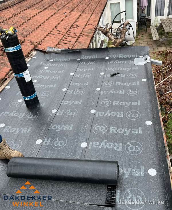 Bitumen dakbedekking leggen op plat dak aanbouw in Winkel Bitumen dakbedekking leggen op plat dak aanbouw in Winkel
