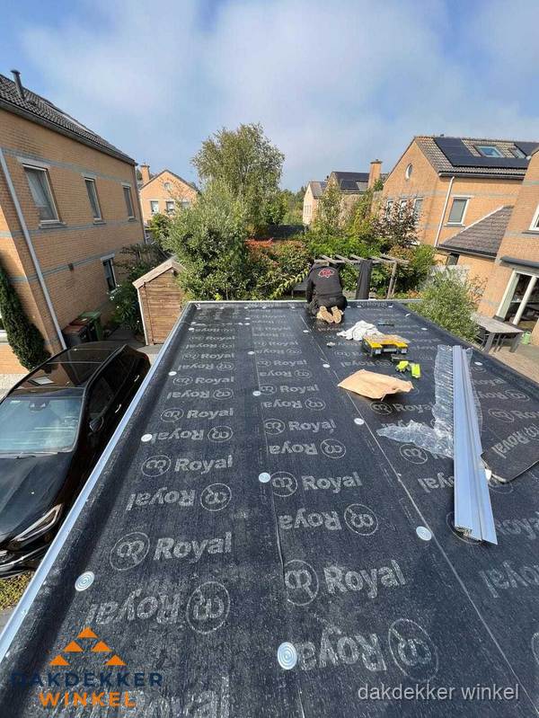 Nieuwe Royal bitumen dakbedekking op plat dak van aanbouw in Winkel