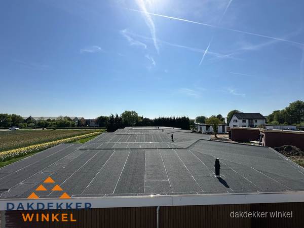 Groot plat dak met bitumen dakbedekking op bedrijfspand in Winkel Groot plat dak met bitumen dakbedekking op bedrijfspand in Winkel