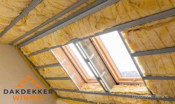 Schuin dak isoleren met glaswol bij dakraam in Winkel Schuin dak isoleren met glaswol bij dakraam in Winkel