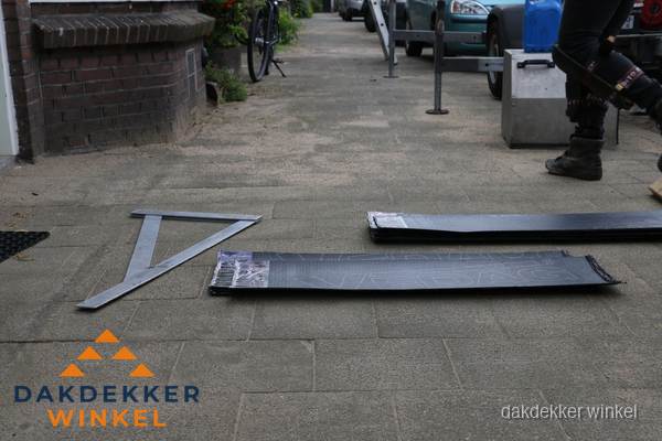 Dakbedekkingsmateriaal en zinkwerk klaargelegd voor reparatie in Winkel Dakbedekkingsmateriaal en zinkwerk klaargelegd voor reparatie in Winkel