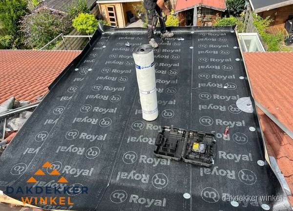 Dakrenovatie met Royal onderdak op plat dak in Winkel Dakrenovatie met Royal onderdak op plat dak in Winkel