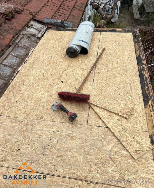 Plat dak vervangen met nieuwe OSB-ondergrond en bitumenrol in Winkel Plat dak vervangen met nieuwe OSB-ondergrond en bitumenrol in Winkel