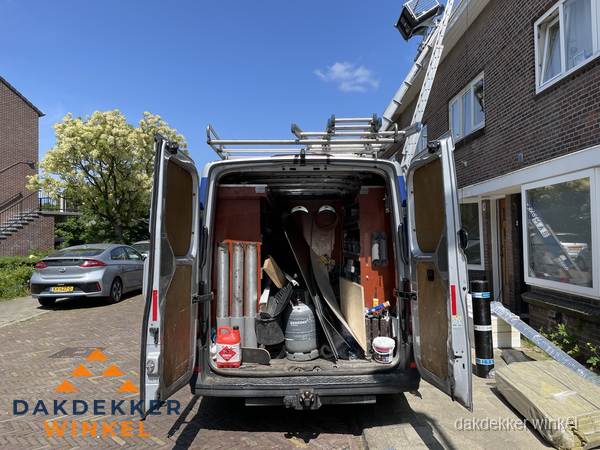 Spoed dakdekker bus met gereedschap en ladder bij woning in Winkel
