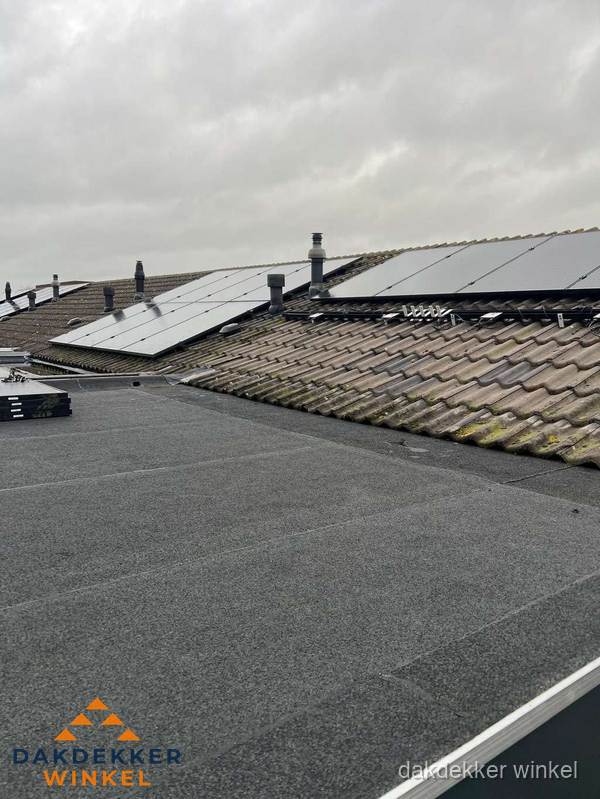 Bitumen dakbedekking op plat dak met aansluitend pannendak en zonnepanelen in Winkel Bitumen dakbedekking op plat dak met aansluitend pannendak en zonnepanelen in Winkel