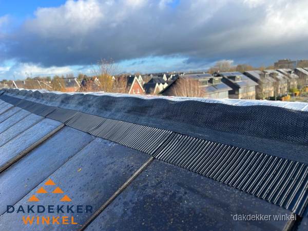 Dakisolatie bij de nok met ventilatieprofiel op schuin dak in Winkel Dakisolatie bij de nok met ventilatieprofiel op schuin dak in Winkel