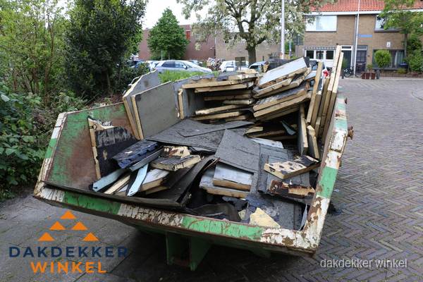 Puincontainer met oud dakmateriaal na dakrenovatie in Winkel