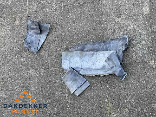 Oude verwijderde loodslabben na vervanging in Winkel
