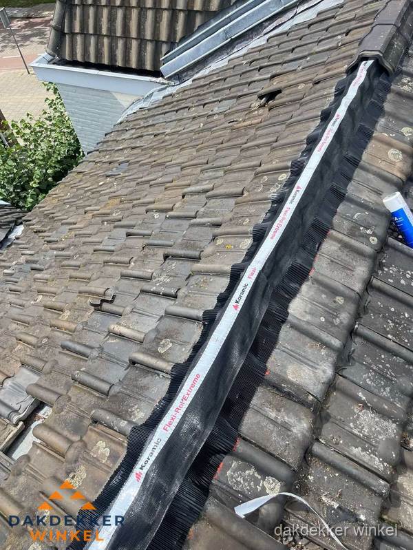 Nokvorst renovatie met Koramic nokrol op schuin pannendak in Winkel Nokvorst renovatie met Koramic nokrol op schuin pannendak in Winkel