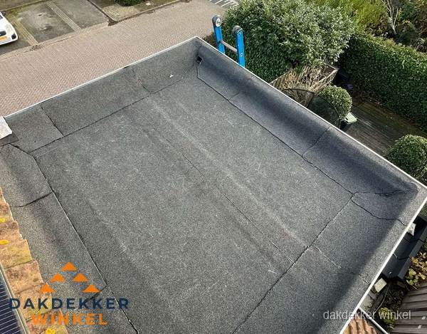 Gerenoveerd plat dak met nieuwe bitumen dakbedekking in Winkel Gerenoveerd plat dak met nieuwe bitumen dakbedekking in Winkel