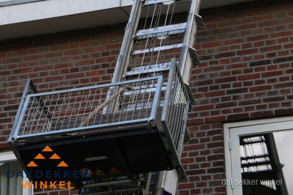 Ladderlift met dakpannen voor dakpan reparatie in Winkel
