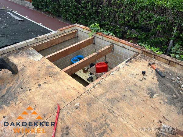 Plat dak vervangen met open constructie in Winkel Plat dak vervangen met open constructie in Winkel