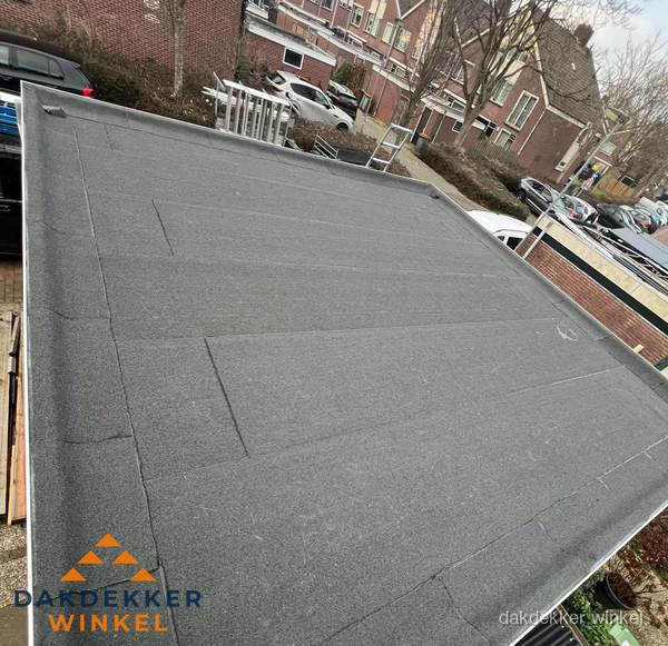 Nieuwe bitumen dakbedekking op plat dak van garage in Winkel Nieuwe bitumen dakbedekking op plat dak van garage in Winkel