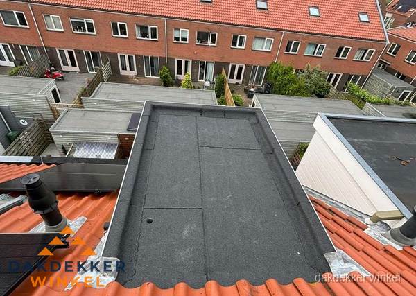 Plat dak met bitumen bedekking naast dakkapel in Winkel Plat dak met bitumen bedekking naast dakkapel in Winkel