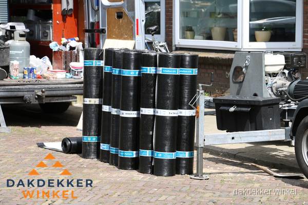 Rollen bitumen dakbedekking klaar voor daklekkage reparatie in Winkel Rollen bitumen dakbedekking klaar voor daklekkage reparatie in Winkel