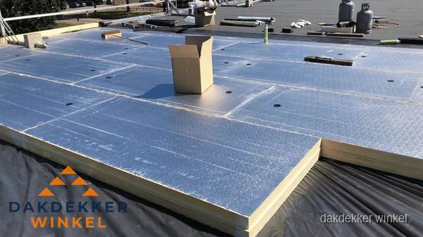 PIR isolatieplaten worden gelegd op plat dak voor dakisolatie in Winkel PIR isolatieplaten worden gelegd op plat dak voor dakisolatie in Winkel