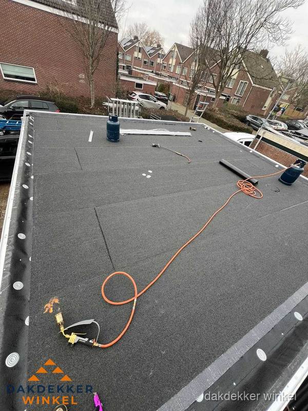 Afgewerkte dakrenovatie met bitumen op plat dak in Winkel Afgewerkte dakrenovatie met bitumen op plat dak in Winkel