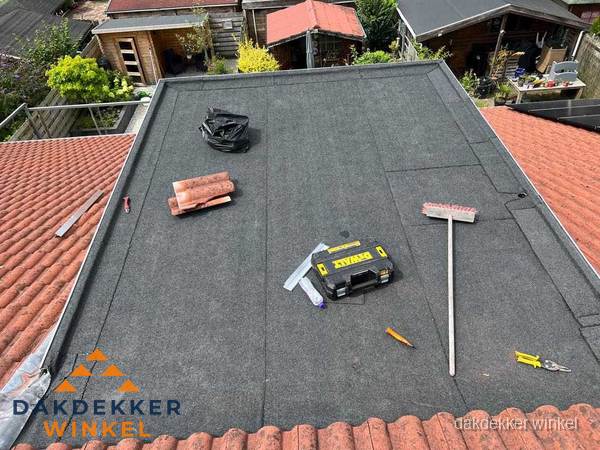 Nieuw plat dak met bitumen dakbedekking in Winkel Nieuw plat dak met bitumen dakbedekking in Winkel