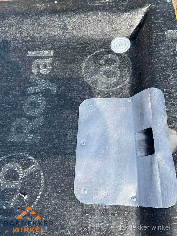 Dakgoot aansluiting op bitumen dak in Winkel Dakgoot aansluiting op bitumen dak in Winkel