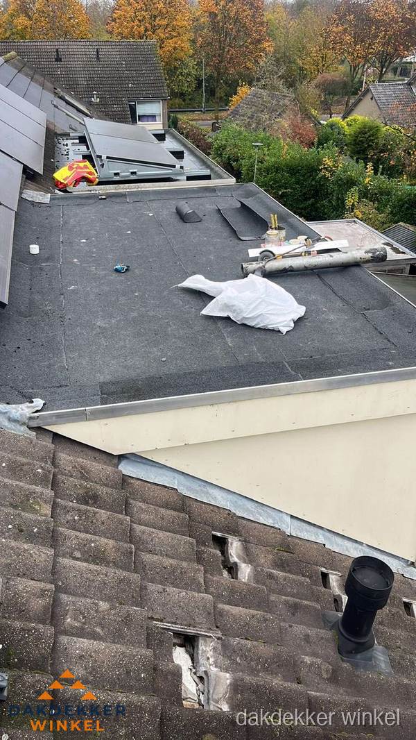 Beschadigde dakbedekking op plat dak voor reparatie in Winkel Beschadigde dakbedekking op plat dak voor reparatie in Winkel
