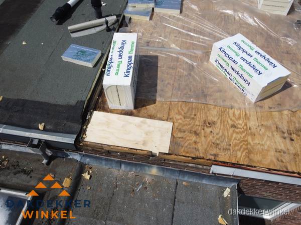 Plat dak isolatie met Kingspan isolatieplaten tijdens renovatie in Winkel Plat dak isolatie met Kingspan isolatieplaten tijdens renovatie in Winkel