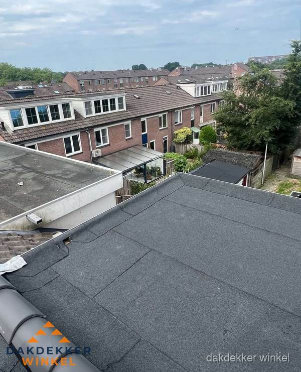 Vernieuwd plat dak met bitumen in woonwijk in Winkel Vernieuwd plat dak met bitumen in woonwijk in Winkel