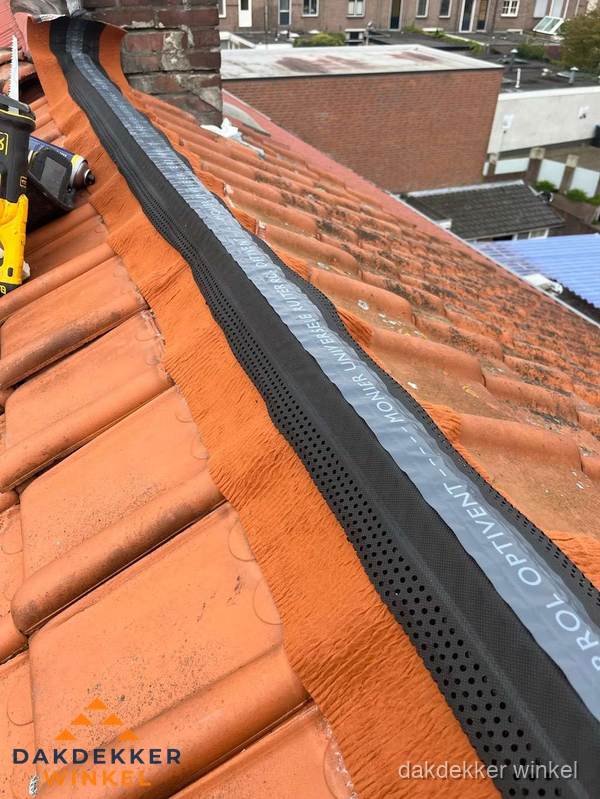 Nokventilatie installeren op hellend pannendak in Winkel Nokventilatie installeren op hellend pannendak in Winkel
