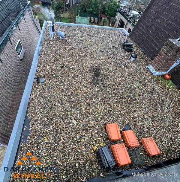 Plat dak met grindballast en dakdoorvoeren in Winkel Plat dak met grindballast en dakdoorvoeren in Winkel
