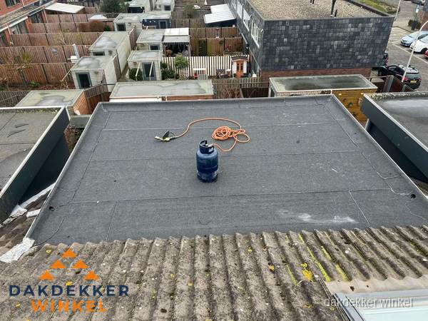 Dakrenovatie afgerond met nieuwe bitumen dakbedekking in Winkel Dakrenovatie afgerond met nieuwe bitumen dakbedekking in Winkel