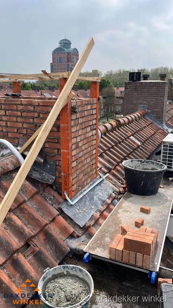 Schoorsteen renovatie met metselwerk op schuin dak in Winkel
