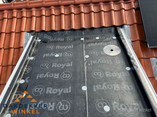 Nieuw dak met dakpannen en Royal onderlaag bij woning in Winkel