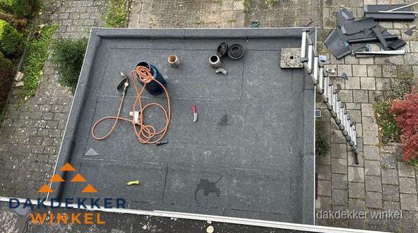 Plat dak met nieuwe bitumen bedekking in Winkel Plat dak met nieuwe bitumen bedekking in Winkel