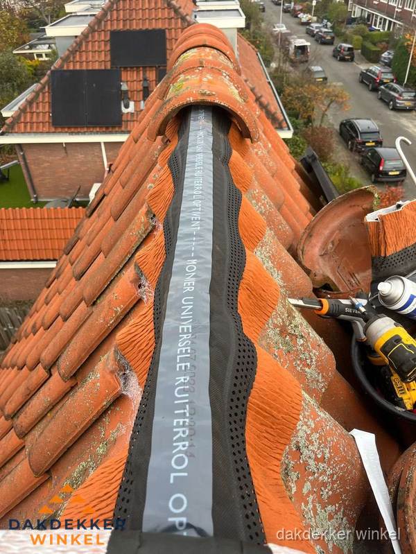Dakdekker vervangt nokvorst met ruiterrol op pannendak in Winkel