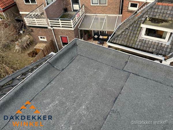 Overzicht plat dak met dakgoot in woonwijk Winkel Overzicht plat dak met dakgoot in woonwijk Winkel