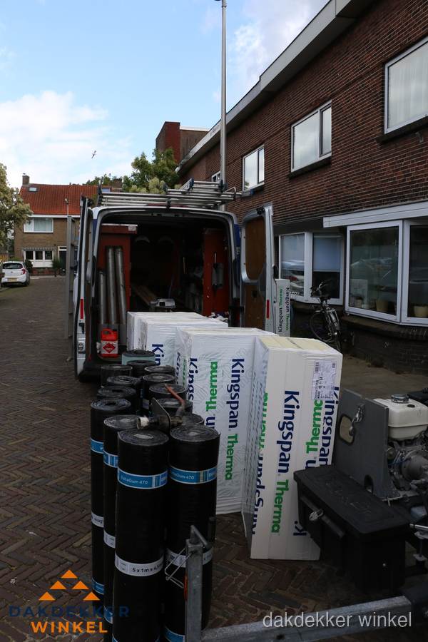 Levering van Kingspan isolatieplaten en bitumenrollen voor dakproject in Winkel Levering van Kingspan isolatieplaten en bitumenrollen voor dakproject in Winkel