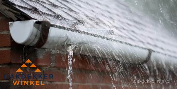 Lekkende dakgoot tijdens regenval in Winkel