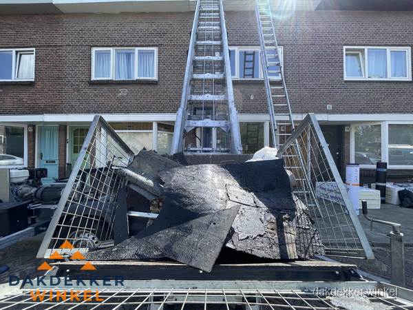 Kosten dakreparatie: dakschade aan flatgebouw in Winkel
