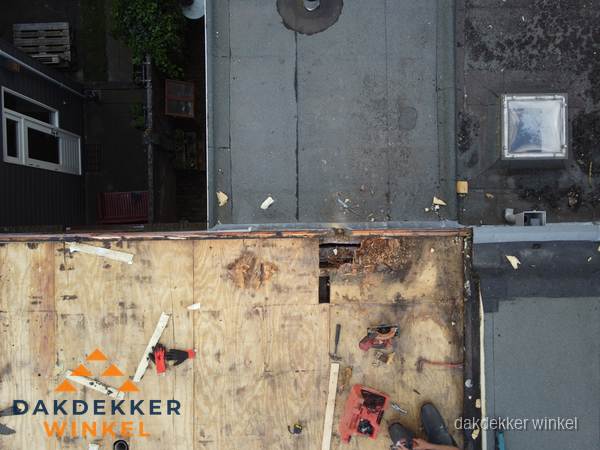 Dakschade en renovatie plat dak vanuit de lucht in Winkel