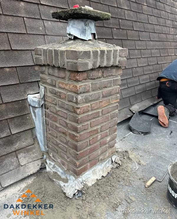 Schoorsteen reparatie met lood en voegwerk op leien dak in Winkel