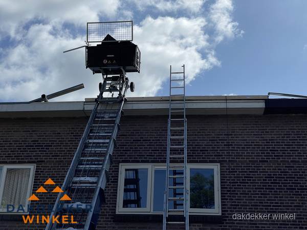 Ladderlift en ladder bij woning voor dakinspectie in Winkel Ladderlift en ladder bij woning voor dakinspectie in Winkel
