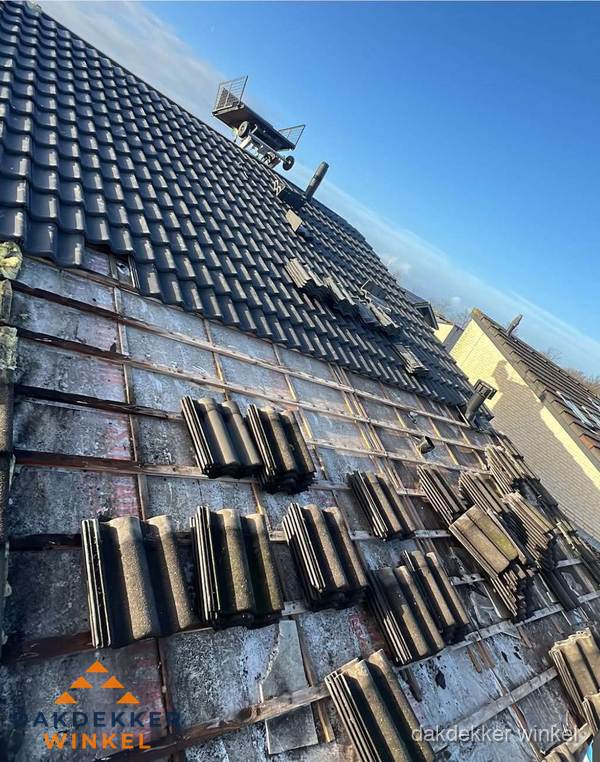 Schuin dak renovatie met nieuwe dakpannen in Winkel Schuin dak renovatie met nieuwe dakpannen in Winkel
