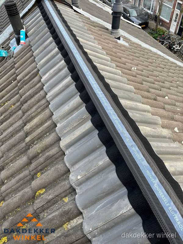 Nokvorst met Monier ventilatie op schuin pannendak in Winkel Nokvorst met Monier ventilatie op schuin pannendak in Winkel