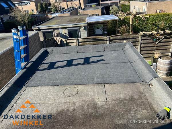 Dakdekker bij bitumen plat dak renovatie in Winkel Dakdekker bij bitumen plat dak renovatie in Winkel
