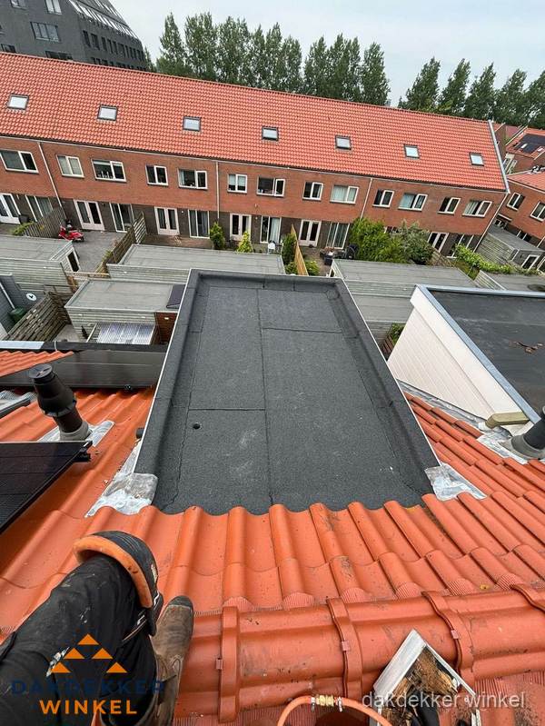 Bitumen dak reparatie op plat dak tussen dakpannen in Winkel Bitumen dak reparatie op plat dak tussen dakpannen in Winkel
