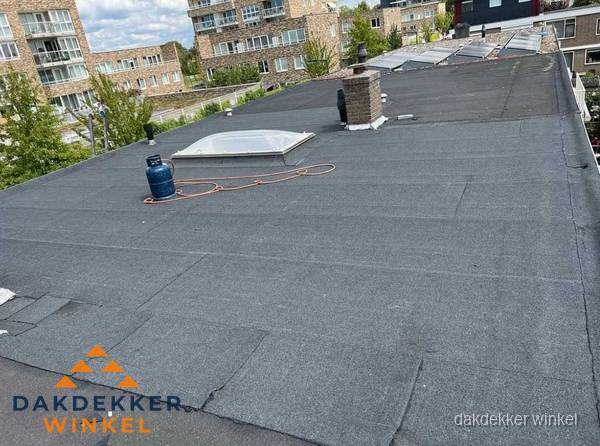 Bitumen dakbedekking op plat dak met lichtkoepel en schoorsteen in Winkel Bitumen dakbedekking op plat dak met lichtkoepel en schoorsteen in Winkel