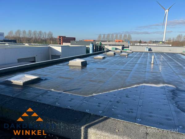 Plat dak bedrijfspand met bitumen dakbedekking en lichtkoepels in Winkel Plat dak bedrijfspand met bitumen dakbedekking en lichtkoepels in Winkel