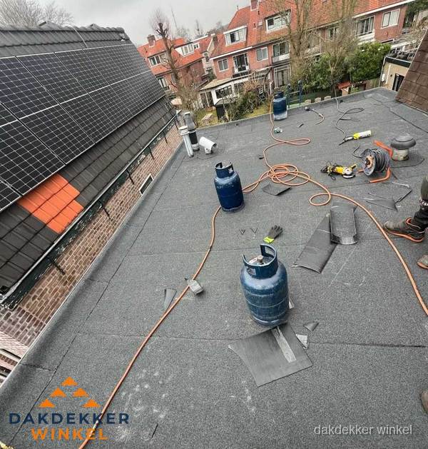 Daklekkage repareren met brandgereedschap op plat dak in Winkel Daklekkage repareren met brandgereedschap op plat dak in Winkel