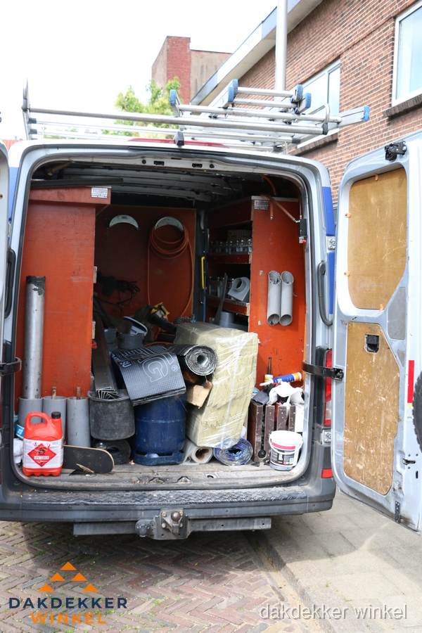 Bedrijfsbus van dakdekker met gereedschap en materialen in Winkel