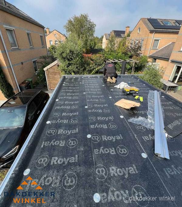 Dakdekker aan het werk op plat dak renovatie in Winkel Dakdekker aan het werk op plat dak renovatie in Winkel